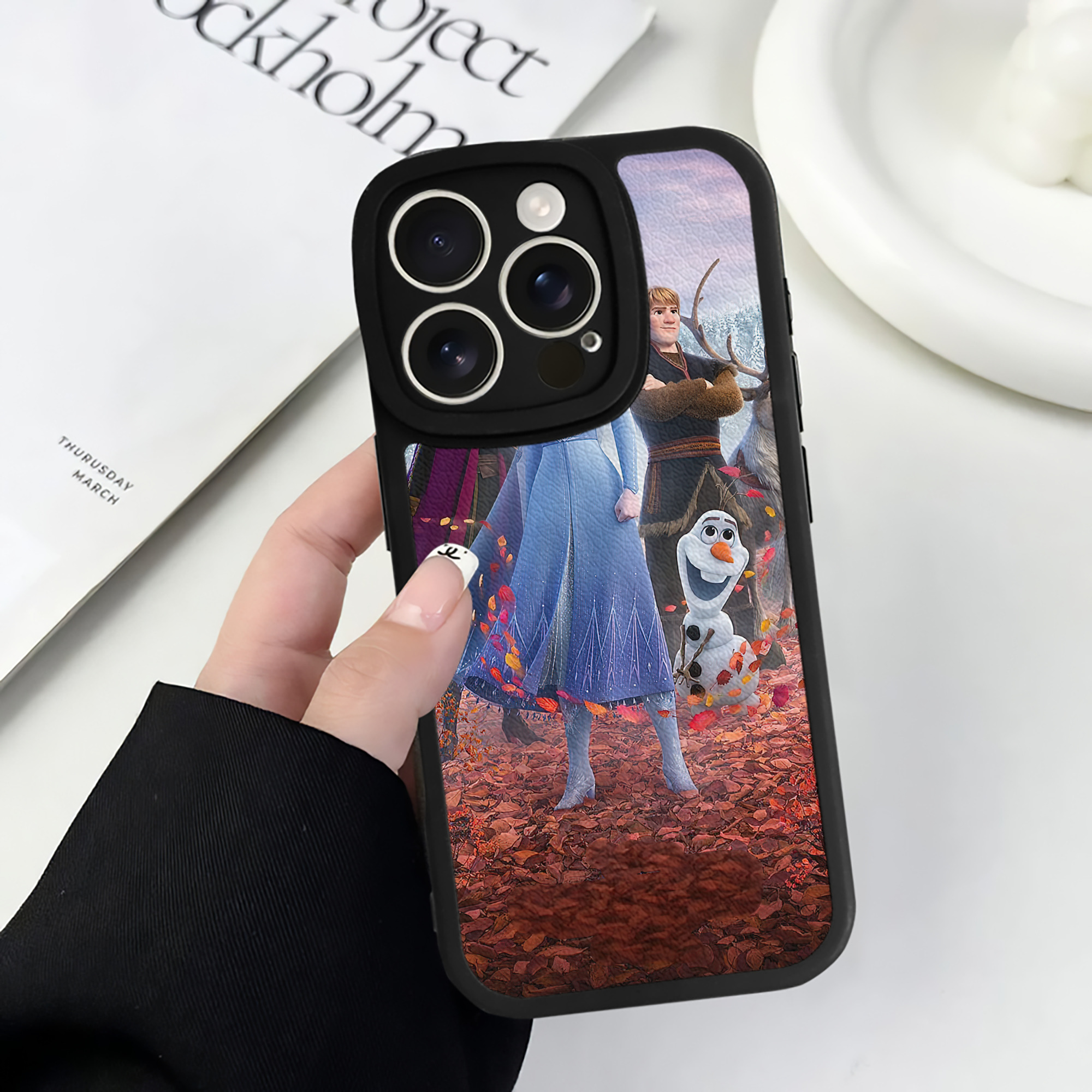 （画像用） アナと雪の女王 アンナ エルサ Frozen Anna Elsa 【iPhone 16シリーズ対応】シリコンスマホケース（レザー調） 材質：シリコン